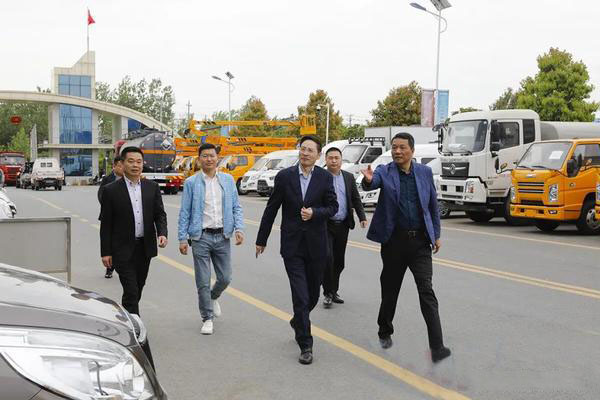 考察組一行參觀程力新能源車(chē)生產(chǎn)線(xiàn)