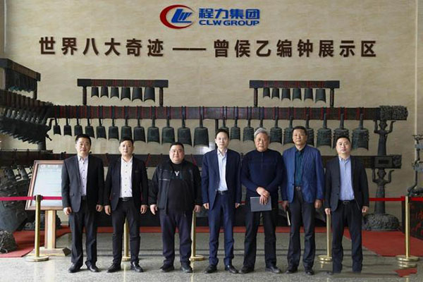 在程力汽車(chē)集團(tuán)總部迎賓大廳，雙方代表觀摩世界八大奇跡編鐘后合影紀(jì)念